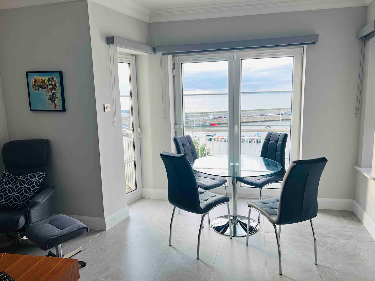Private Seaside Queen Room & Living Area in Dublin