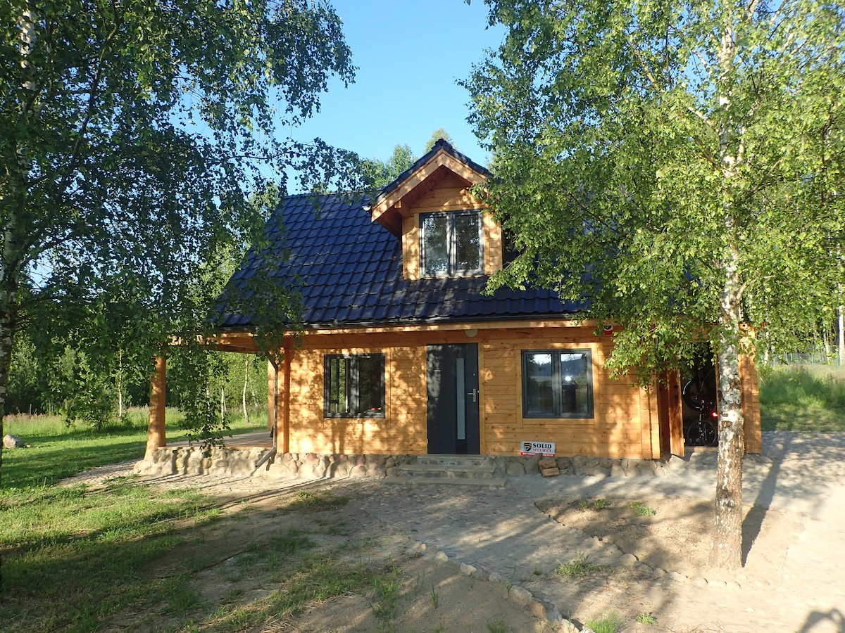 波兰湖区马祖里（ Mazury ）的美丽木屋