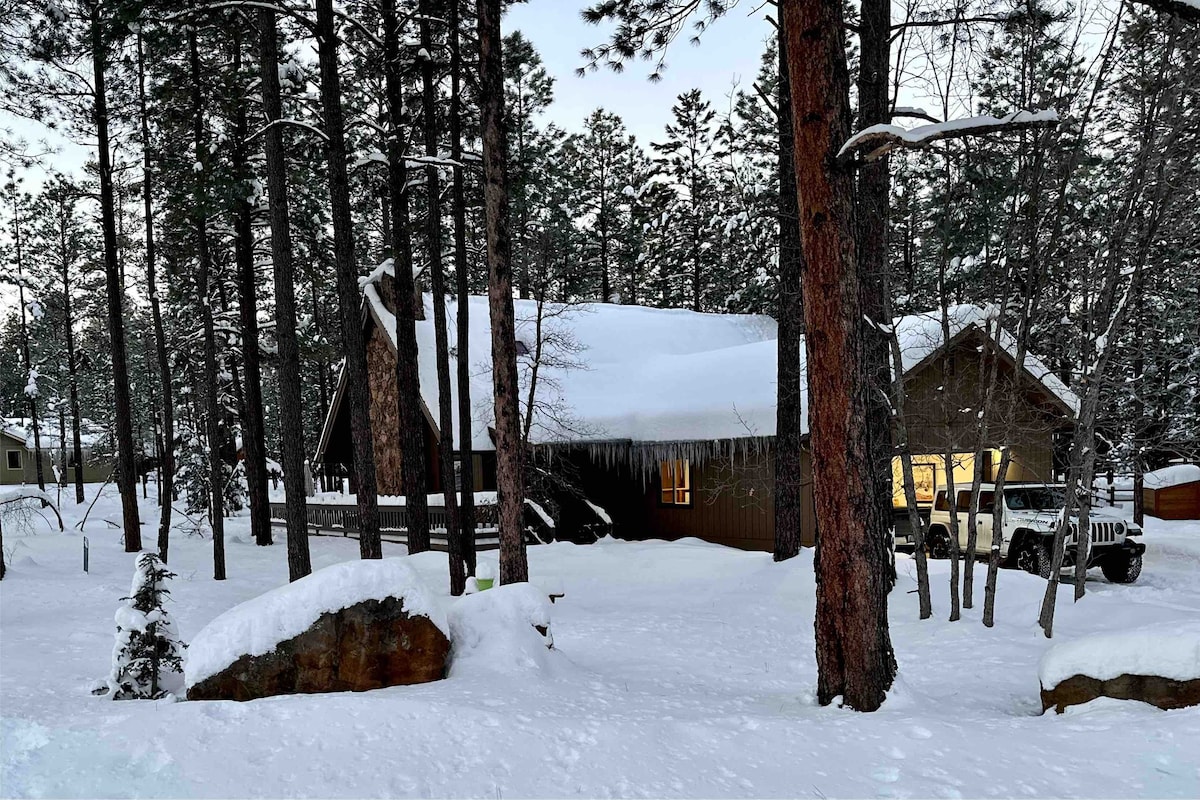 Cozy Cabin w/ Game Room and Fireplace in PineTop