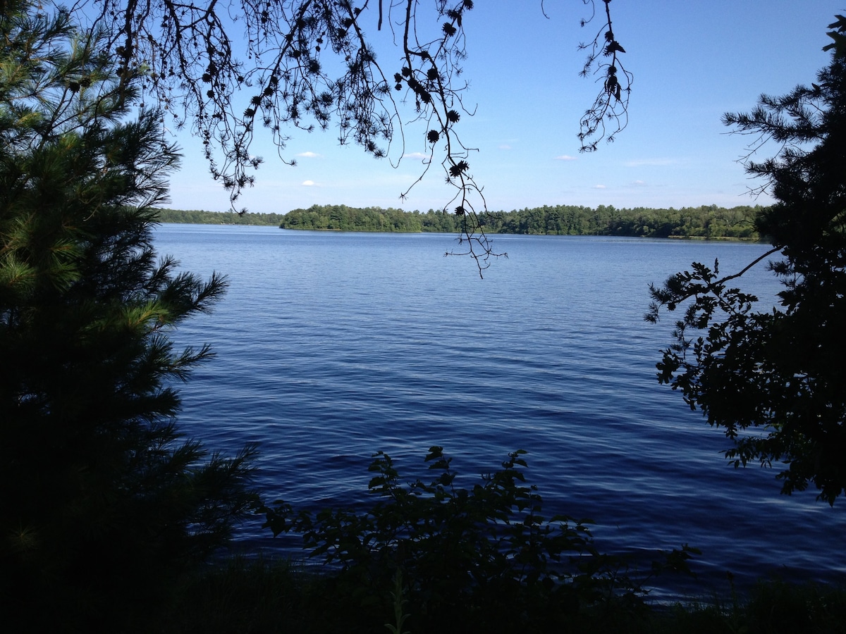 威斯康星州哈特菲尔德的夏日湖滨Hideout ！