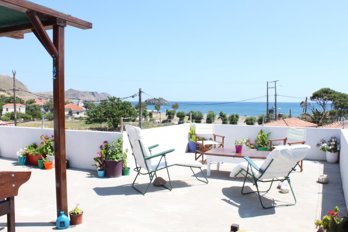 Beachside apartment with sea view