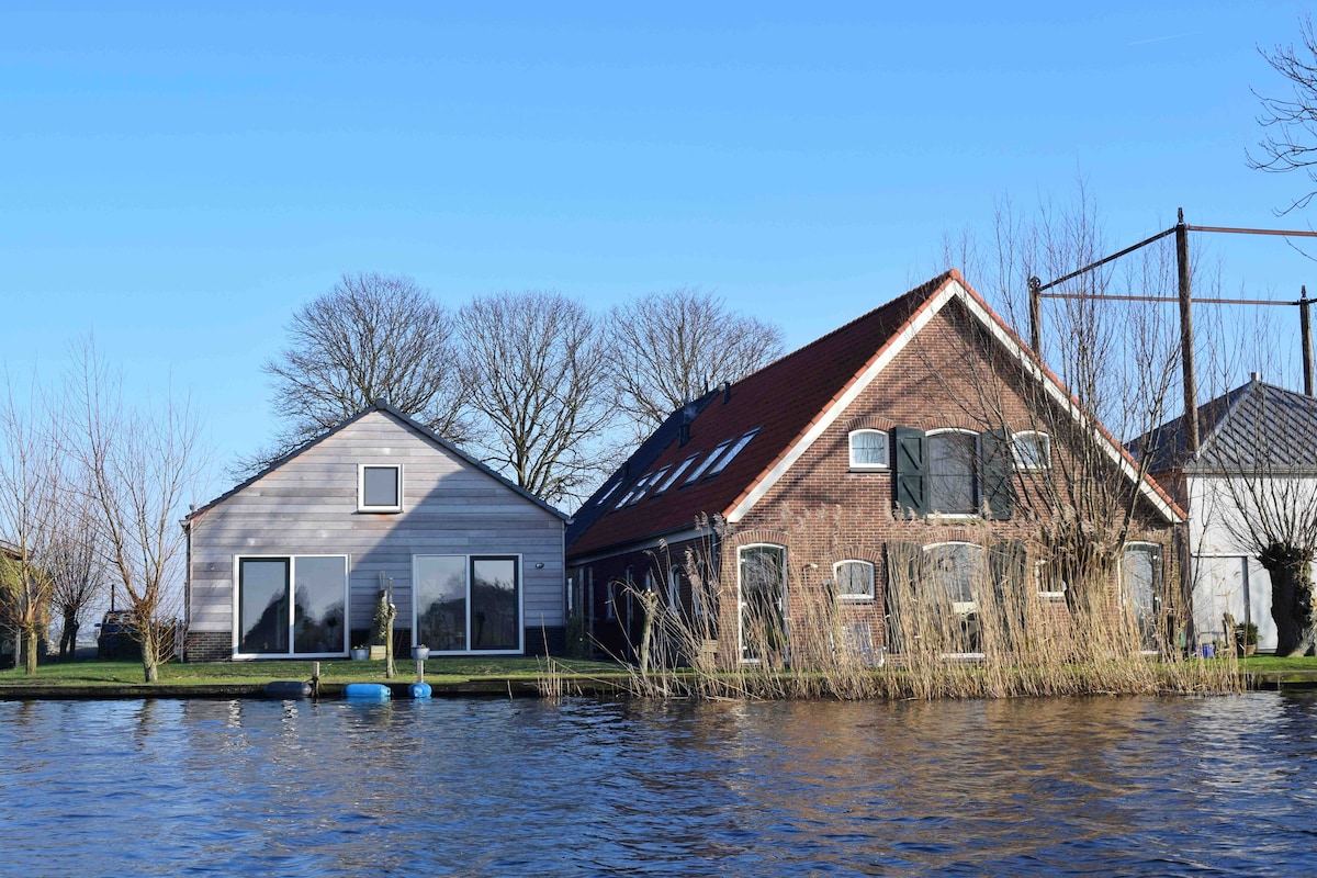 漂亮的房子，位于阿姆斯特丹附近的滨水区。