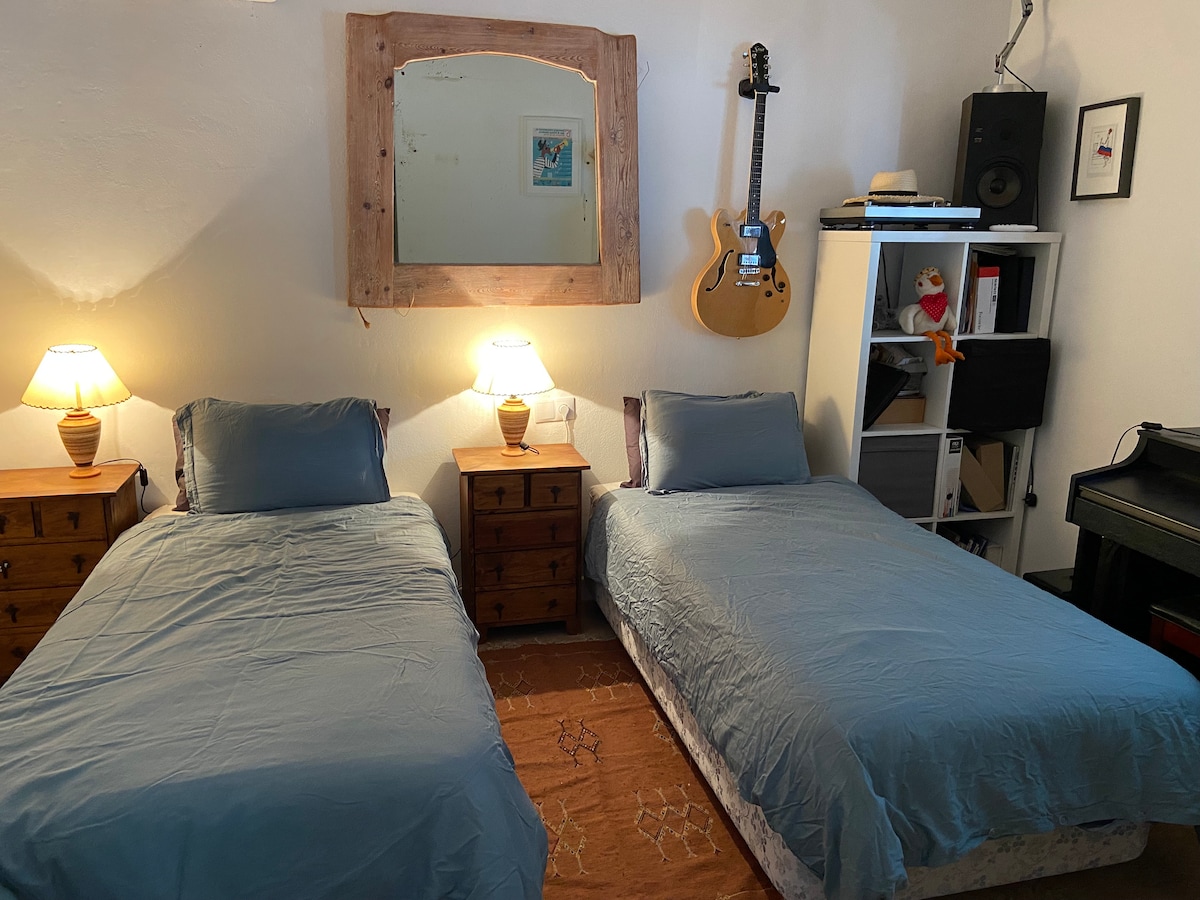 The Music Room! Cosy bedroom in a shared house