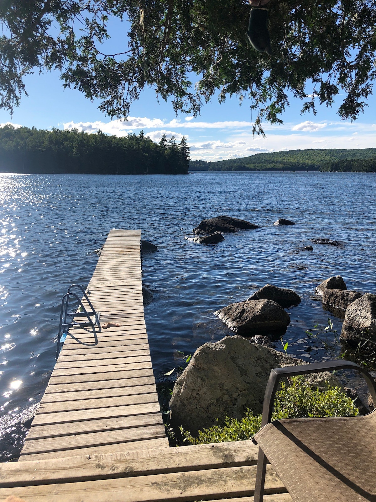 湖畔宁静，带皮划艇和完美的日落