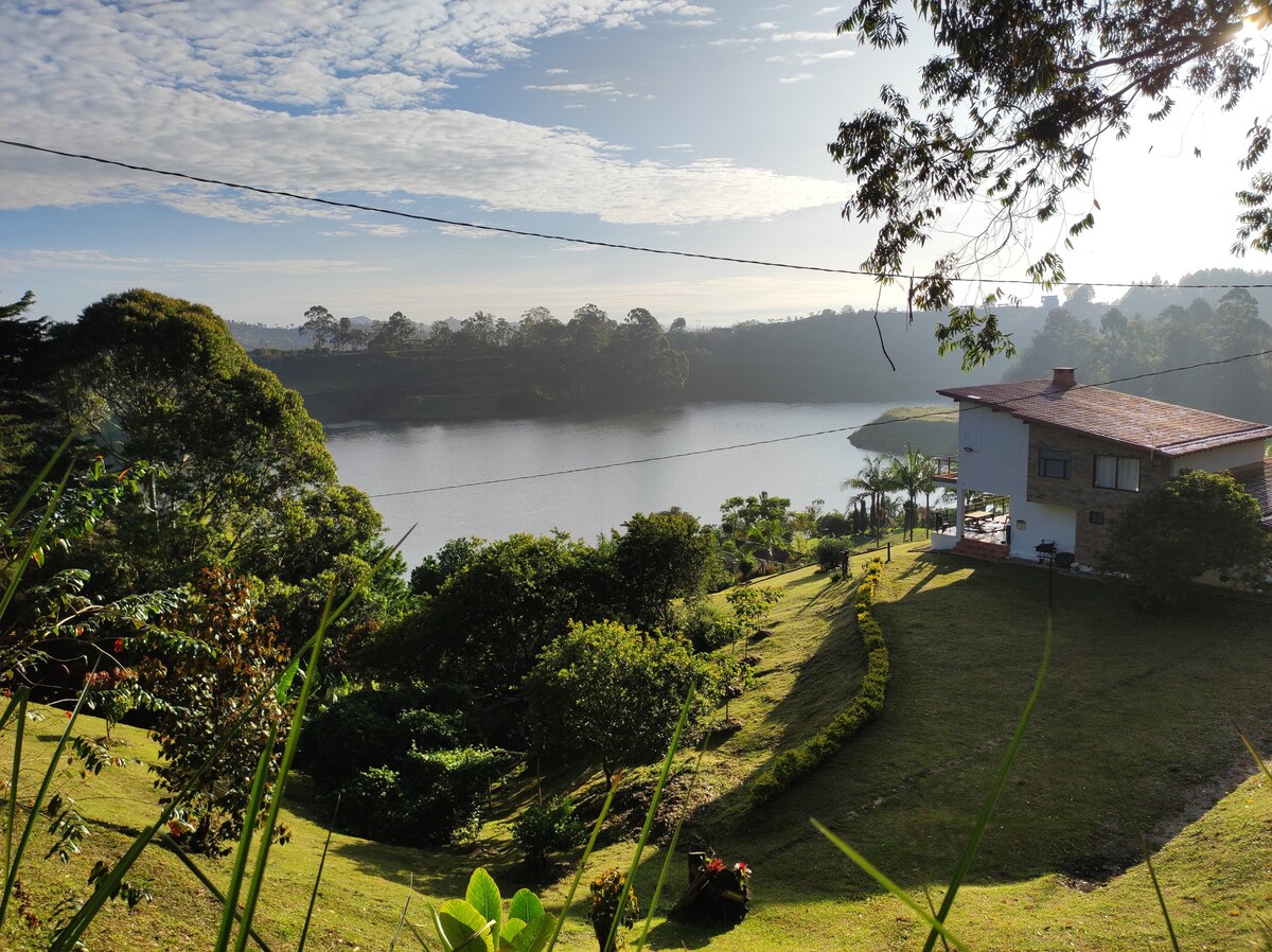 令人难以置信的别墅，可欣赏湖景的Peñol-Guatapé别墅