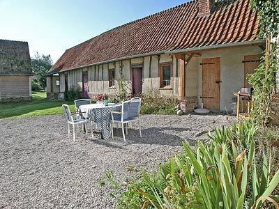 cottage au pied de la rivière et de la colline