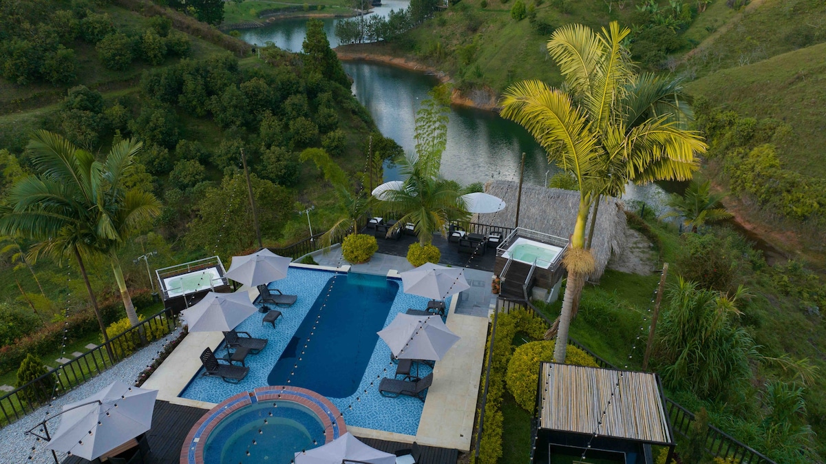 Finca in Guatape with private access to the lake