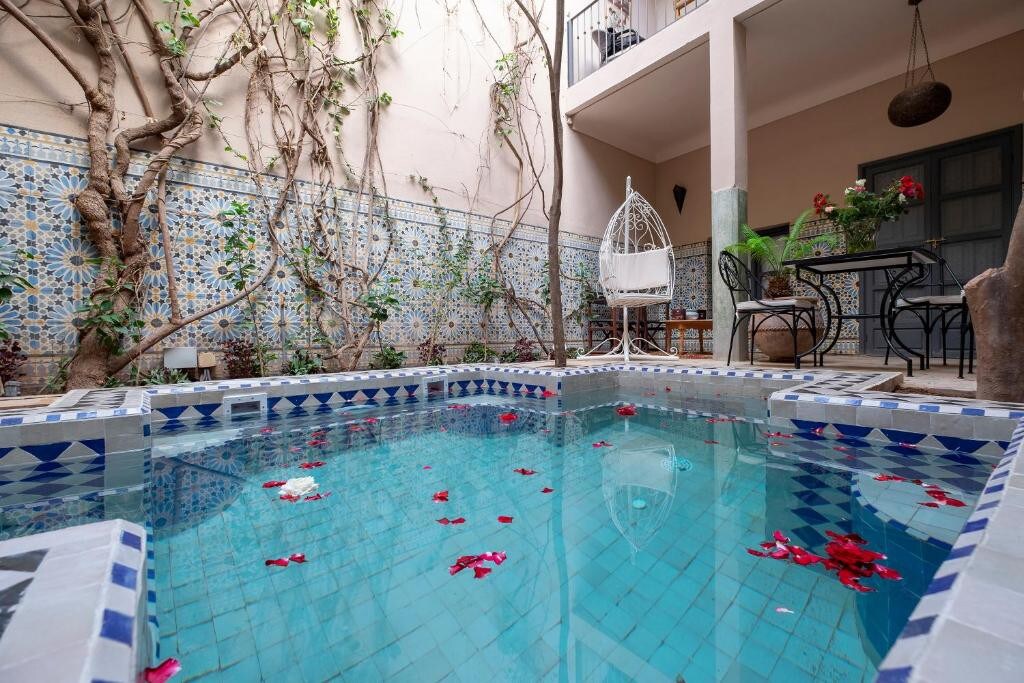 带泳池的豪华套房-位于麦地那市中心的Riad