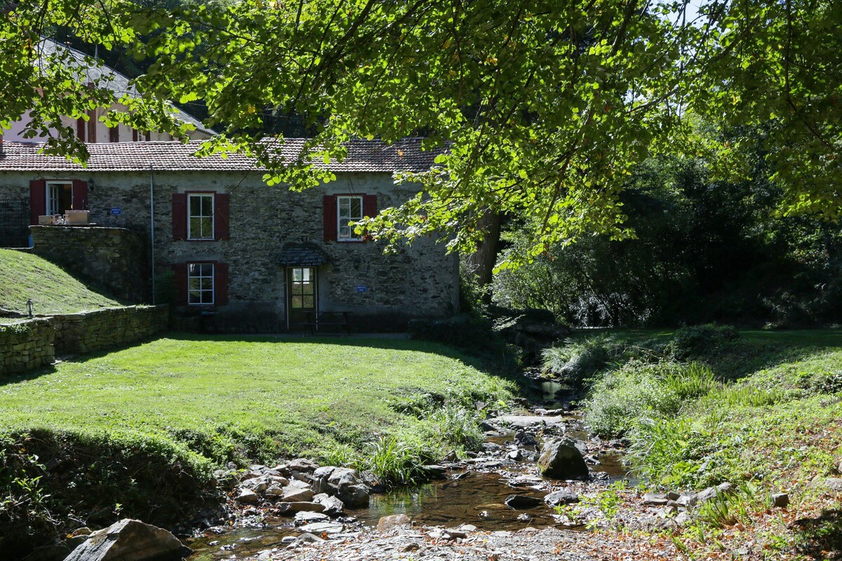 「Limoux」是一间可俯瞰河流的3卧室小屋