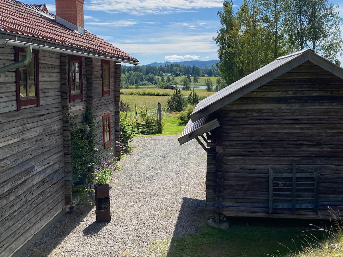 Autentiskt renoverat timmerhus i lantlig miljö.