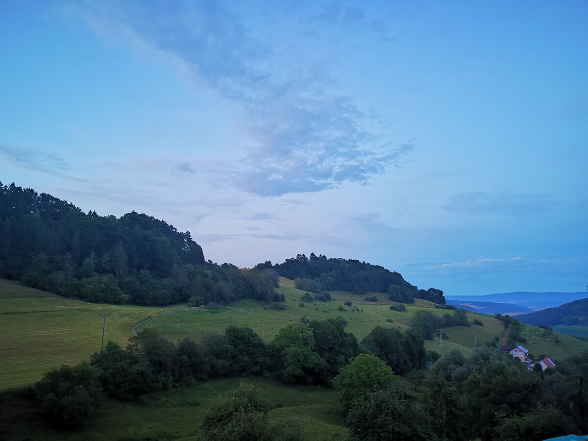 漂亮的公寓，位置安静，乡村景观，新建的旧停车和免费停车位