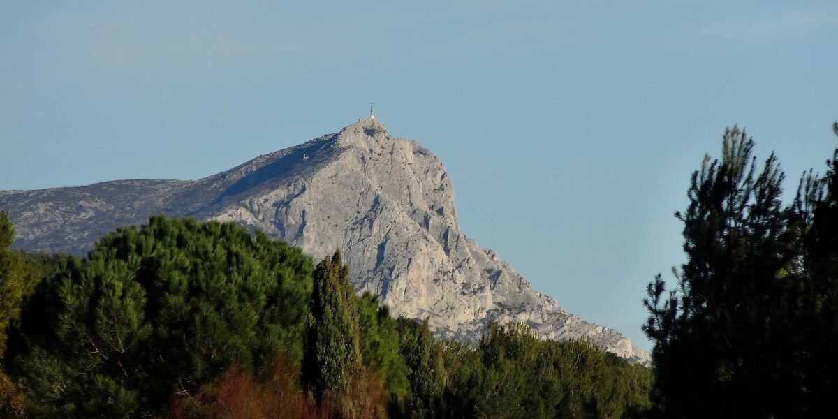 俯瞰Sainte-Victoire的Aix en Provence Bastide