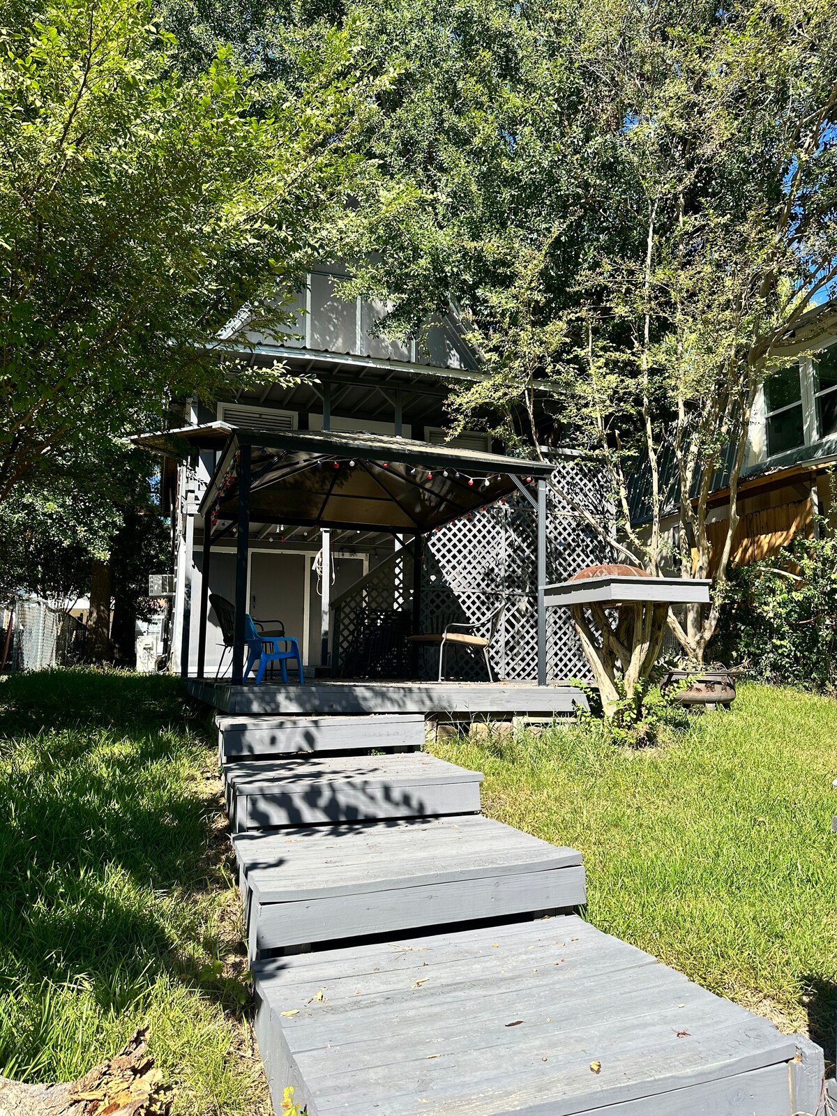 Cheerful 1 BR + loft located on Lake Conroe canal