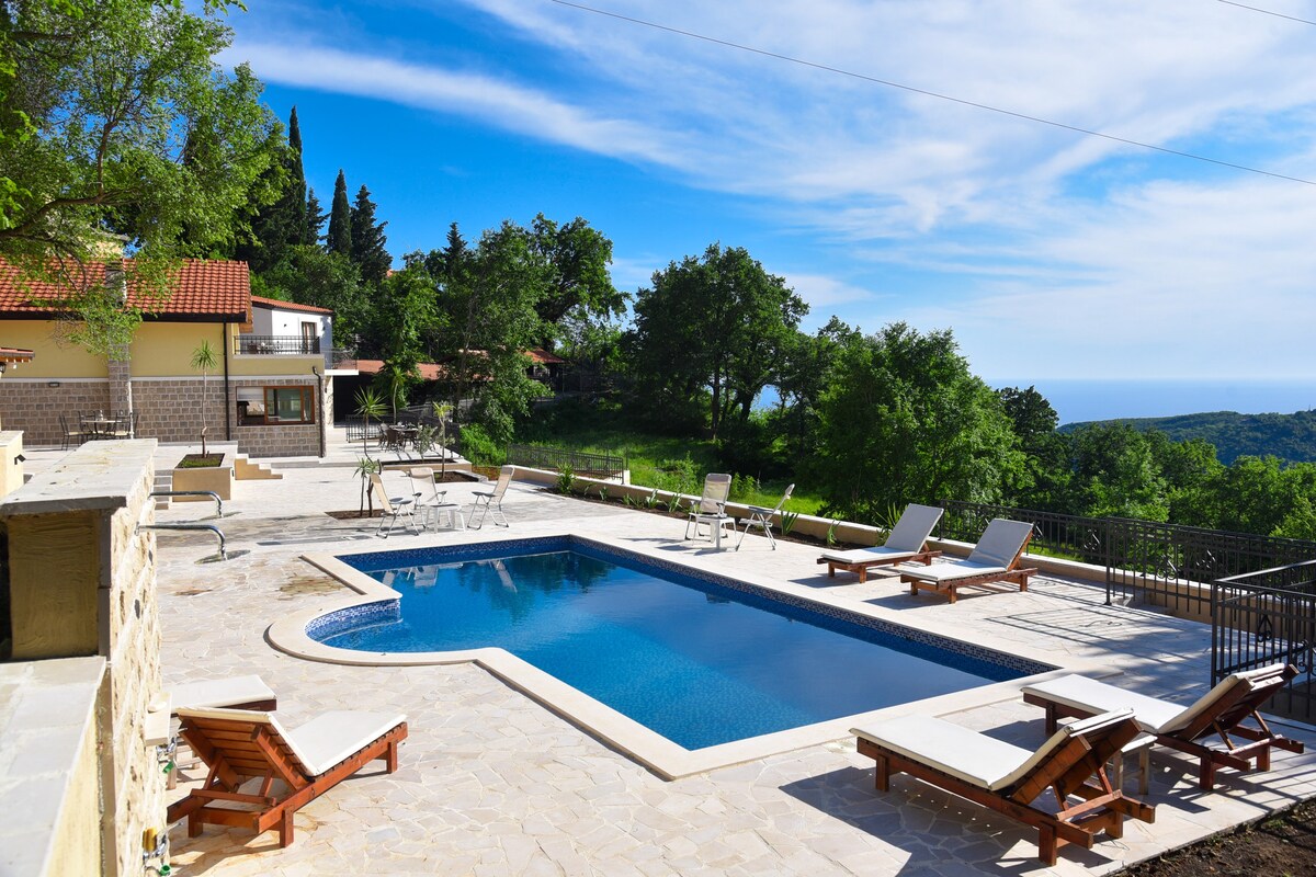 Exquisite Villa Sunrise for Perfect Summer Getaway