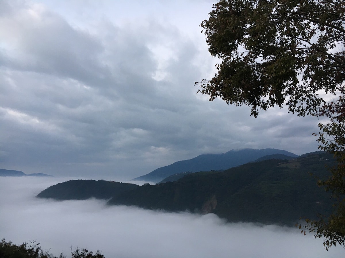 二張原木手工打造的單人床最適合好友一同出遊舒適的睡眠空間交通又便利