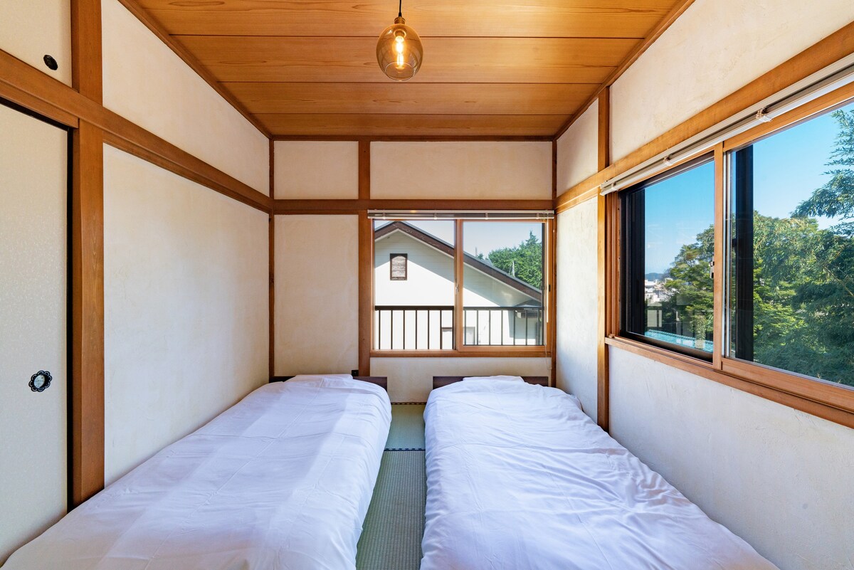 日式别墅，配有木质露台，靠近车站