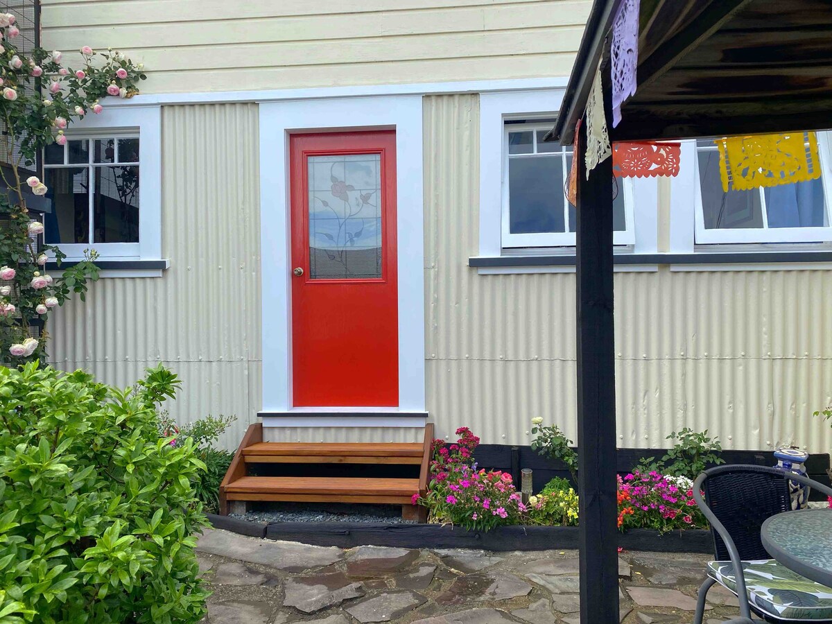 Red door studio cottage with parking and garden