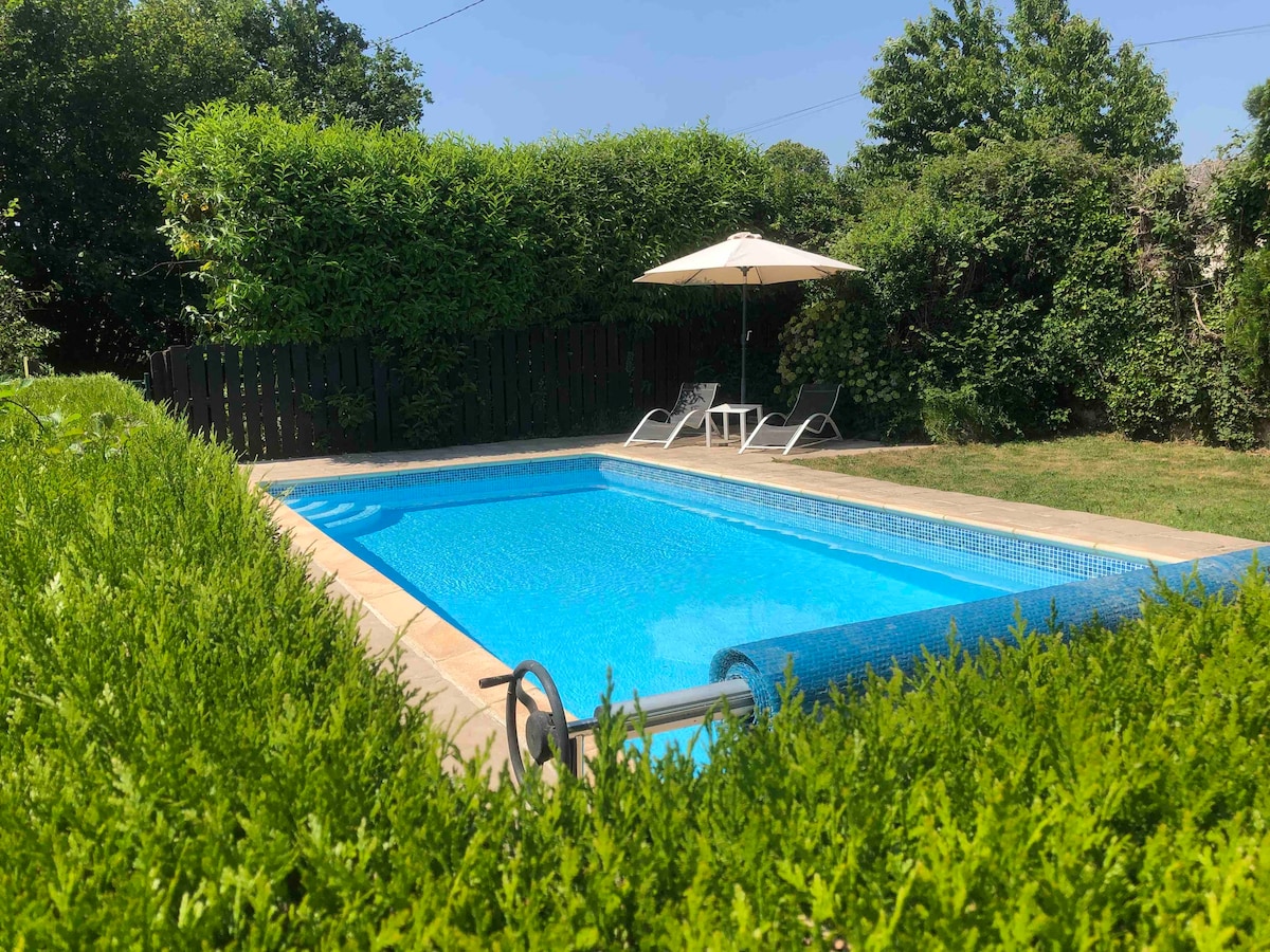 Daisy cottage with seasonal heated swimming pool