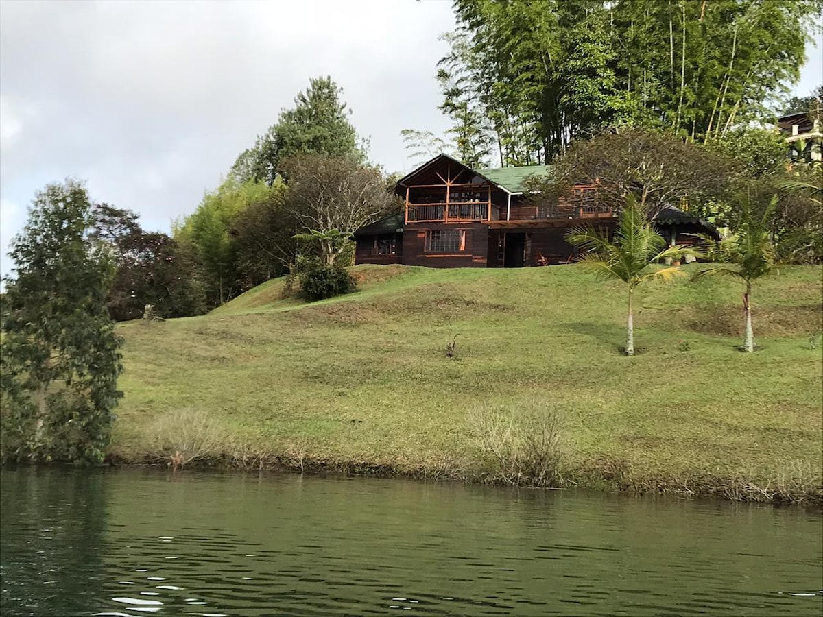 湖边美丽的度假木屋