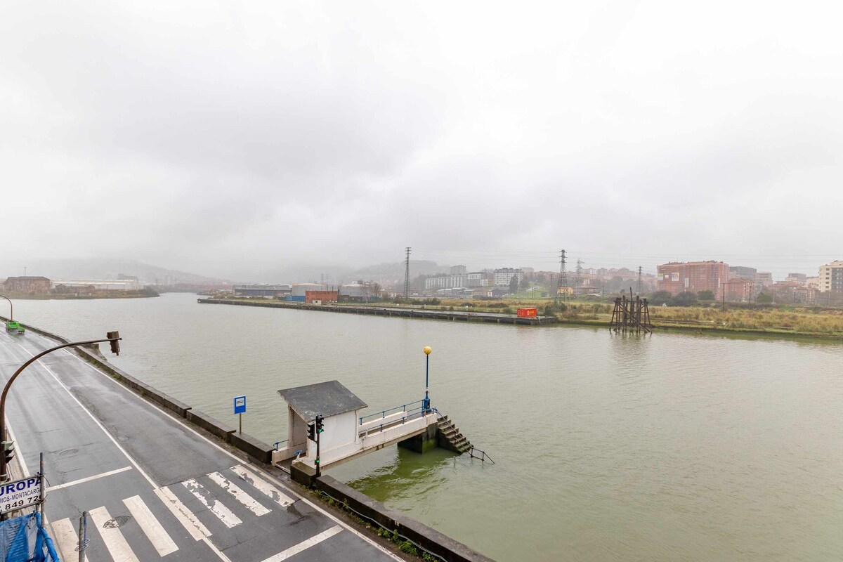 KUIA公寓，可欣赏地铁附近的Ría de Bilbao正面景观