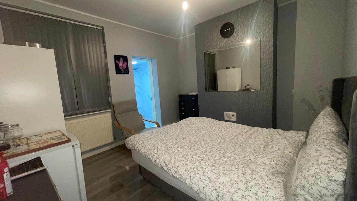 Spacious Room In Salford