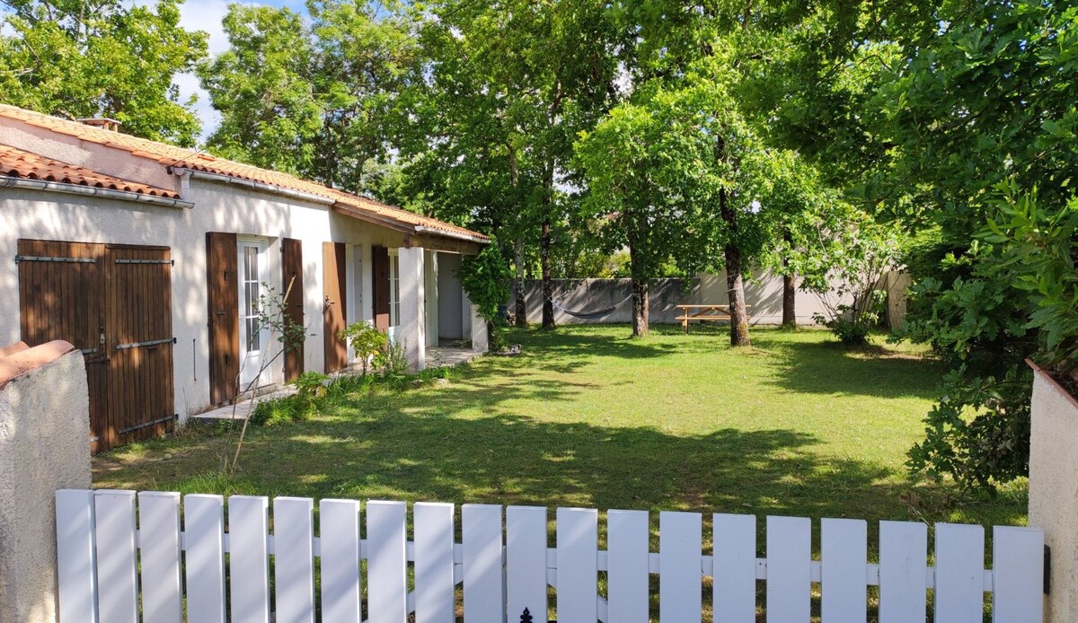 Maison à 400 m de l'Océan. Jardin clos et ombragé