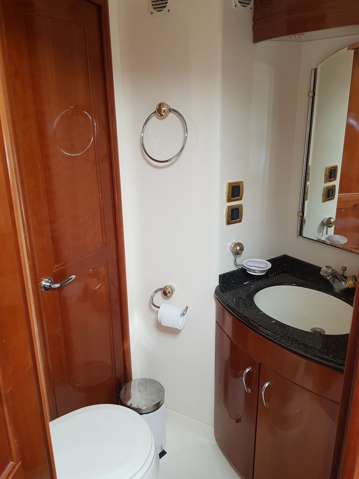 3bdr  Luxury full air condichioned  22m Yacht