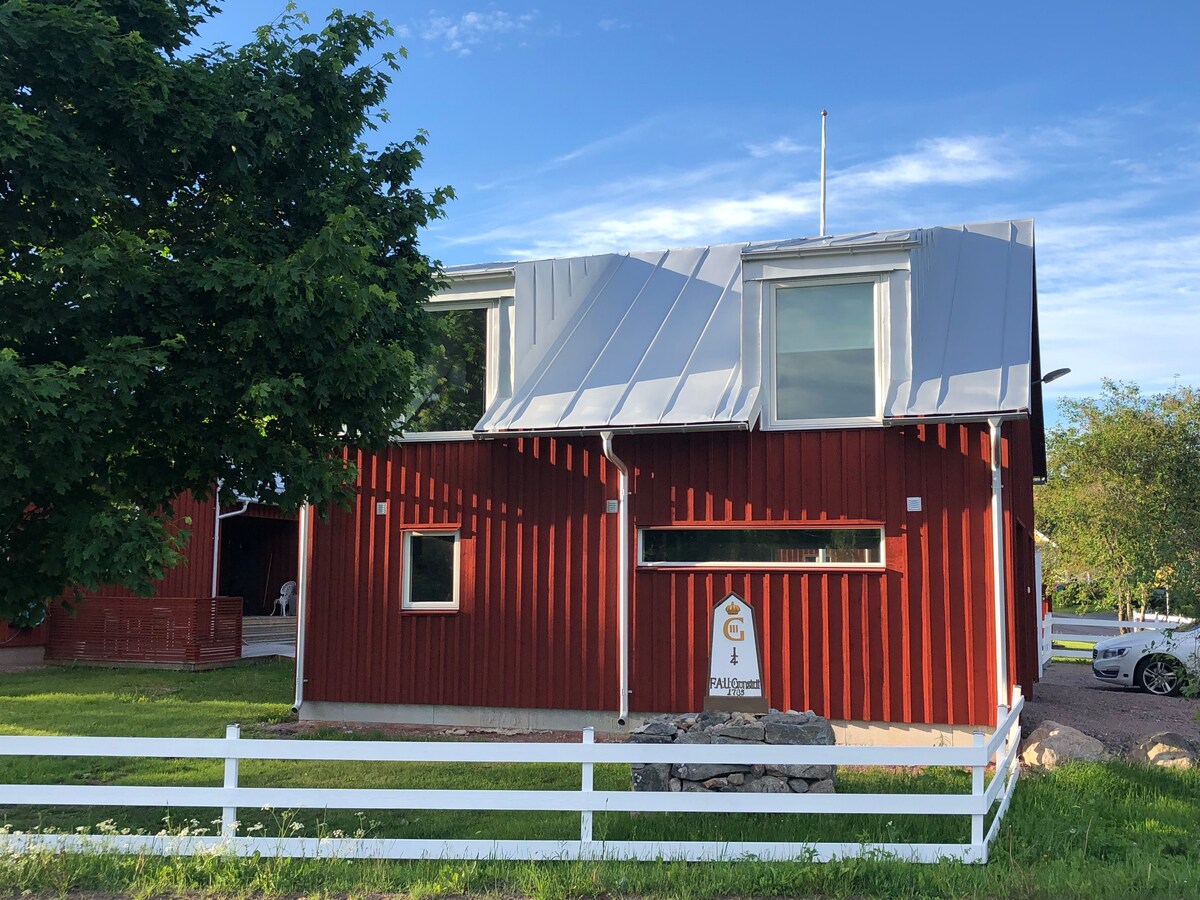 Möblerad nybyggd lägenhet med parkering