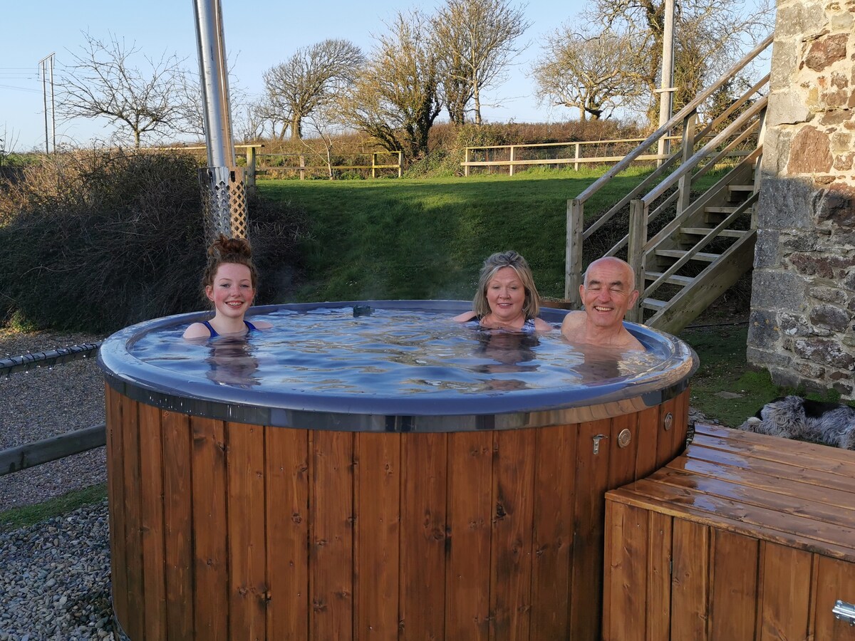Hayguard Hay Barn配有燃木热水浴缸。