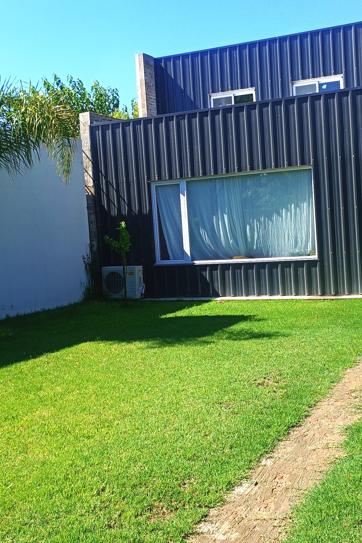 Casa con pileta y jardín cerca del aeropuerto