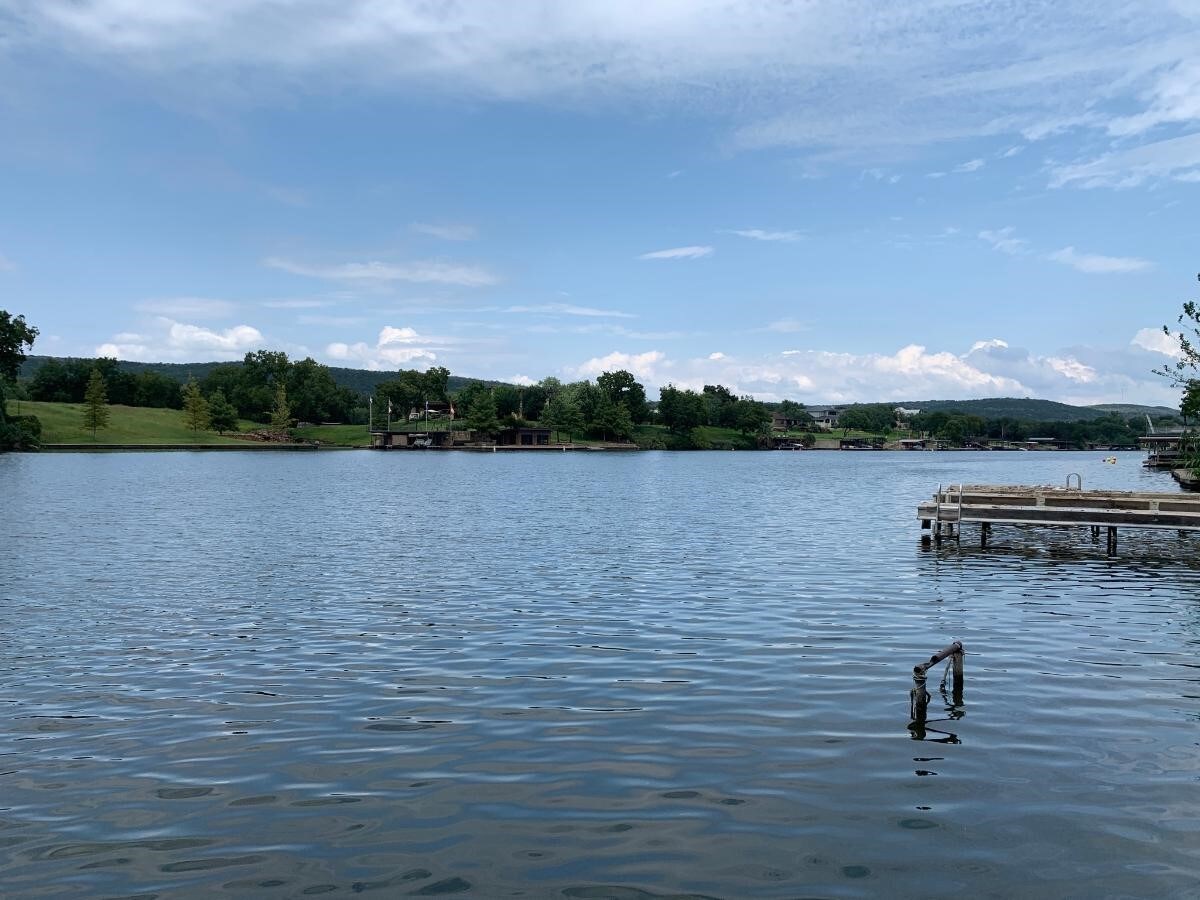 Luxury Lake Lakefront House/泳池，位于LBJ湖畔