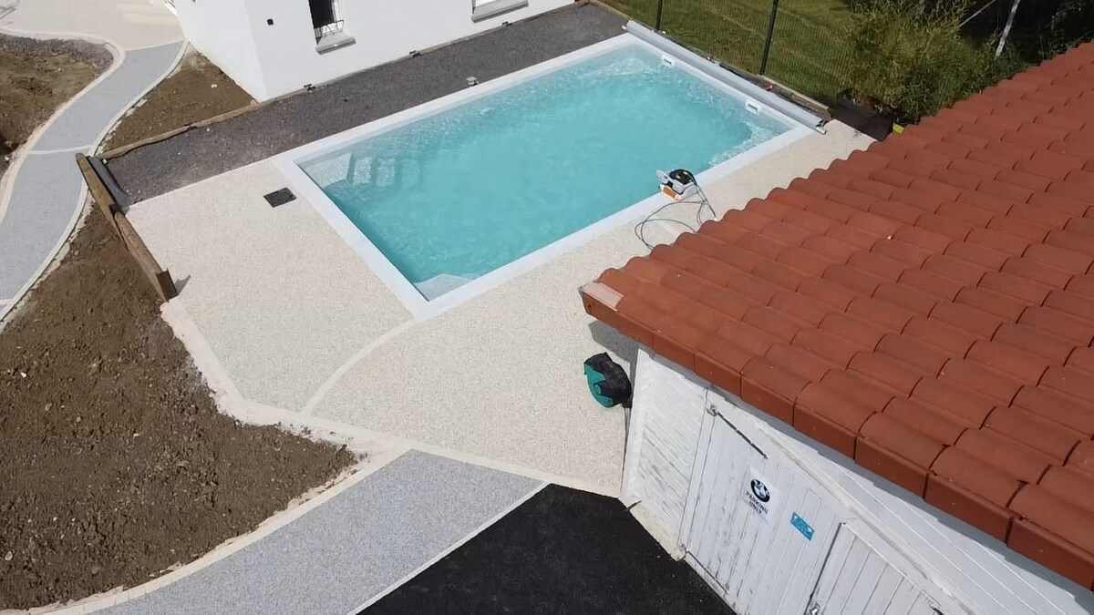 Chambre avec vue en campagne et accès piscine