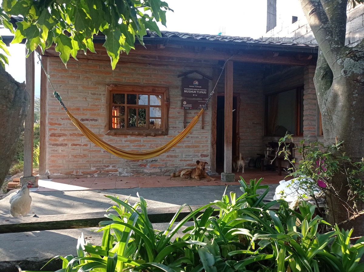 房源位于Mama Cotacachi山坡上，拥有美丽的景观、餐厅和车库。