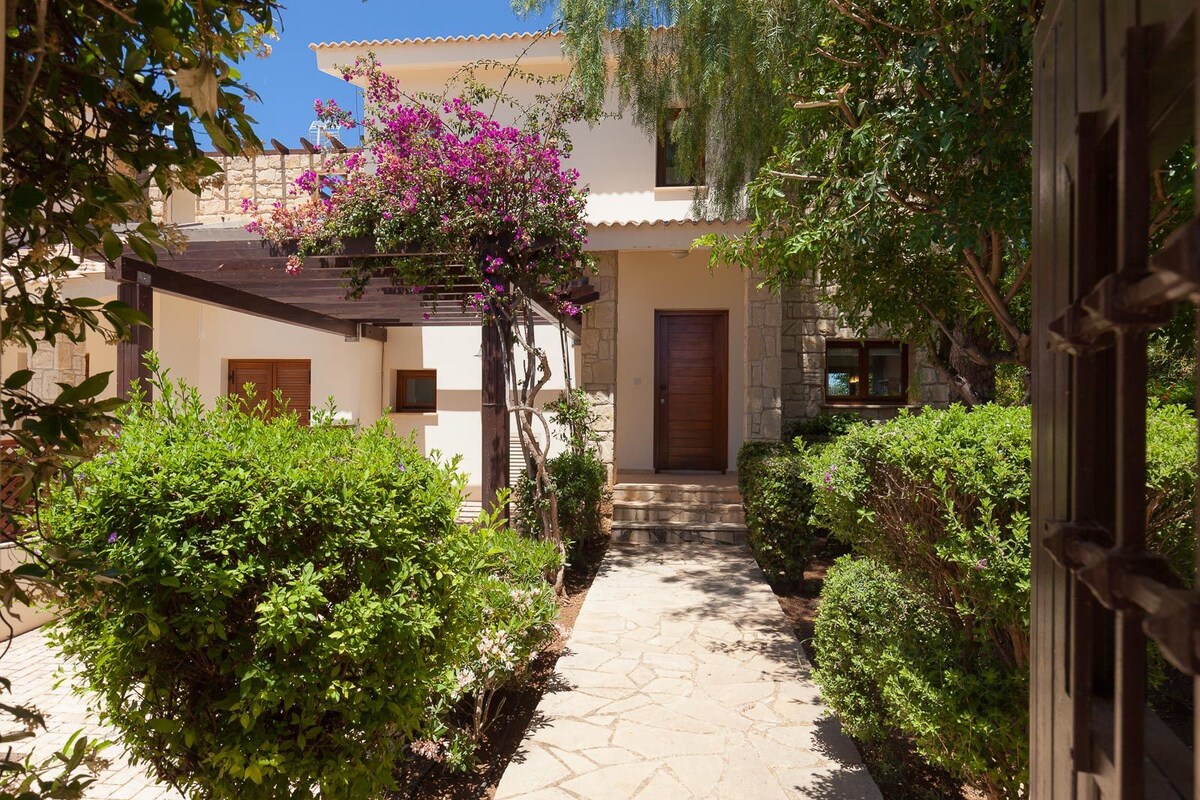 R 1080 3 Bedroom Junior Villa with Private Pool, BBQ & Garden view.