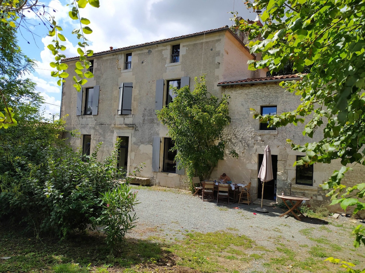 Maison de Famille, grand jardin et piscine fermée