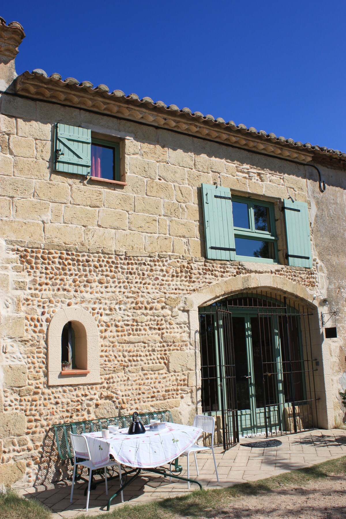 Gîte rural en Petite-Camargue avec piscine