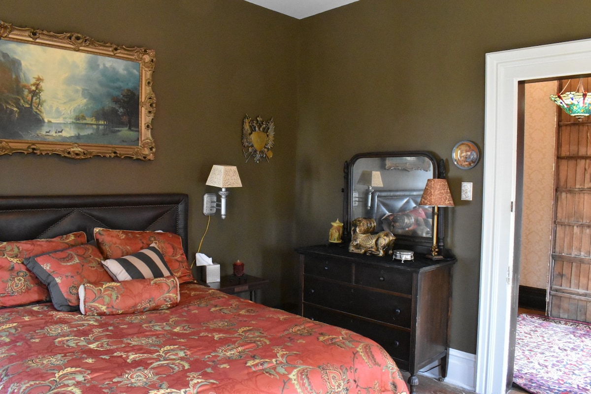 Mystic Rose Room - Belladonna Inn B&B