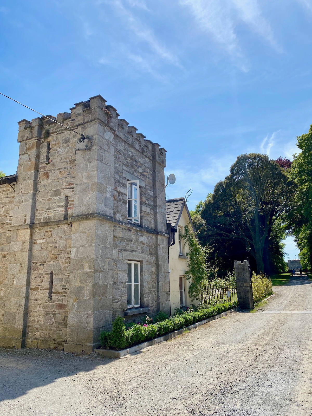 Gate Lodge to Huntington Castle