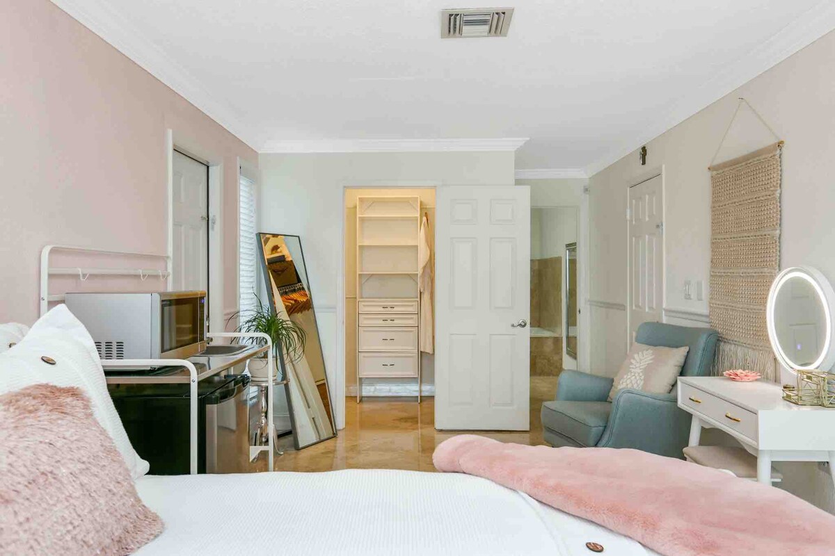 Lovely and elegant 1 bedroom & private bathroom.
