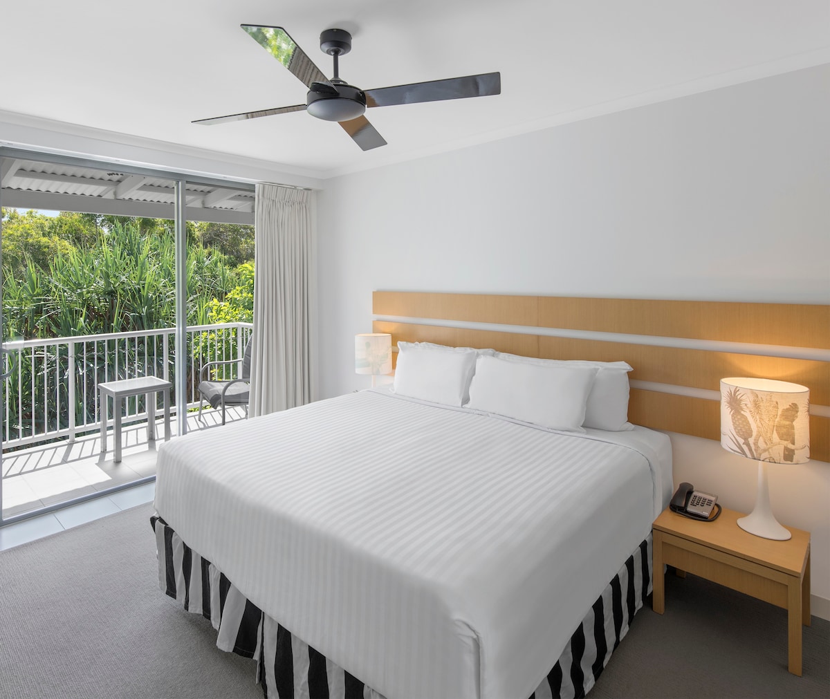 宽敞的双床房，可欣赏迷人的热带花园景观