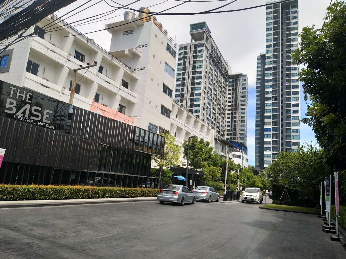 the base central pattaya b楼一居室经典海景房