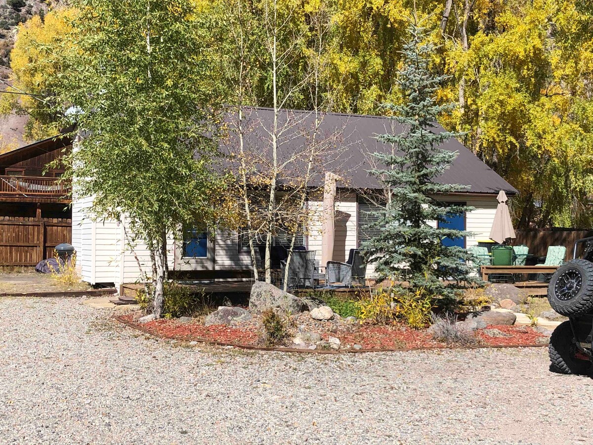 Henson Loft B-One Side of Duplex. Mountain Views.