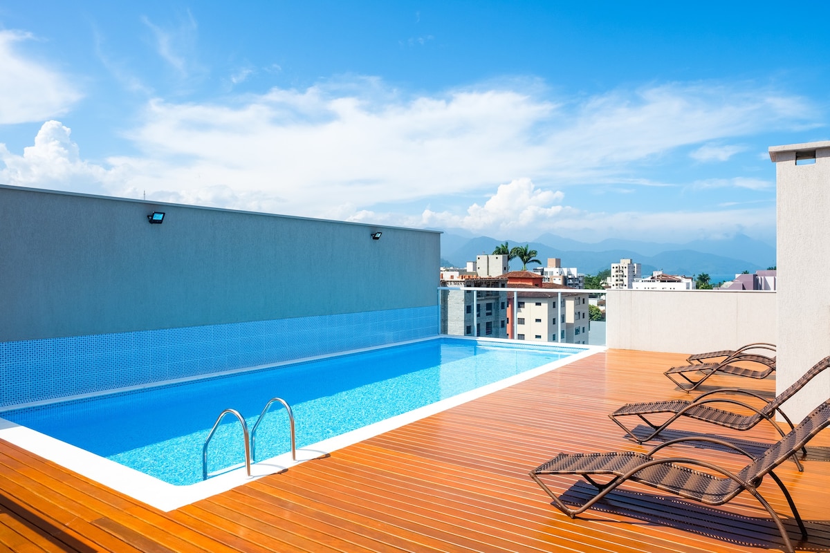 BH43 ：可欣赏美景、空中、游泳池和VARANDãO的单间公寓