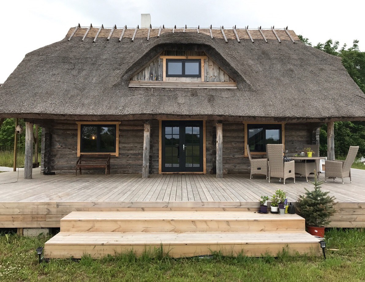 可爱的传统Saaremaa乡村小屋
