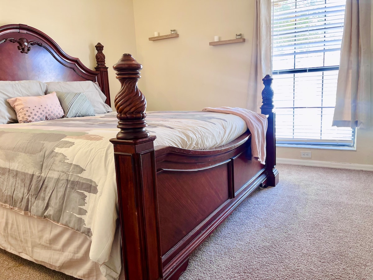 Cozy Room Located 10 Mins From Busch Gardens!