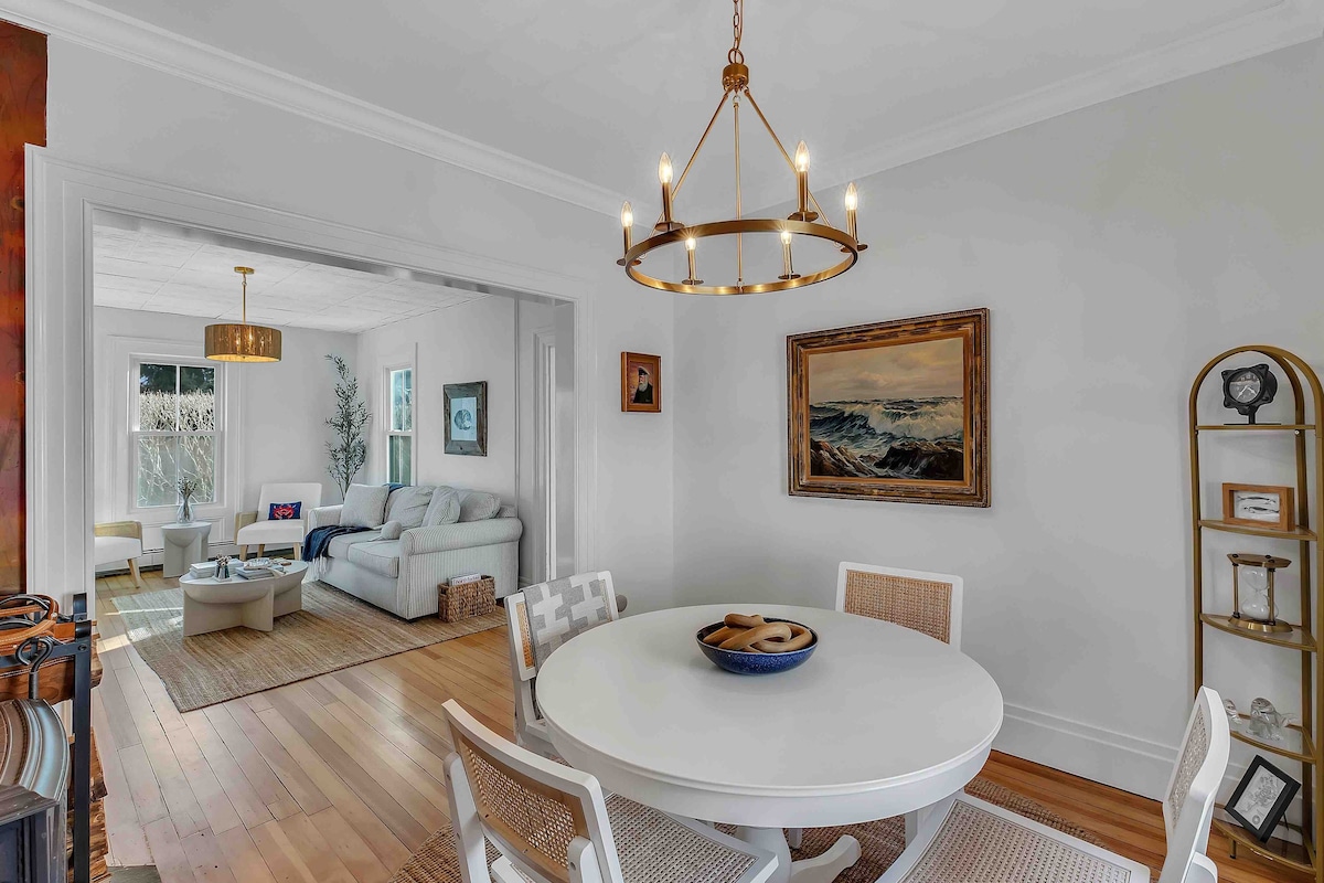 The Lucky Oyster Est 1886 | 3BD/2BA, Walk to Town