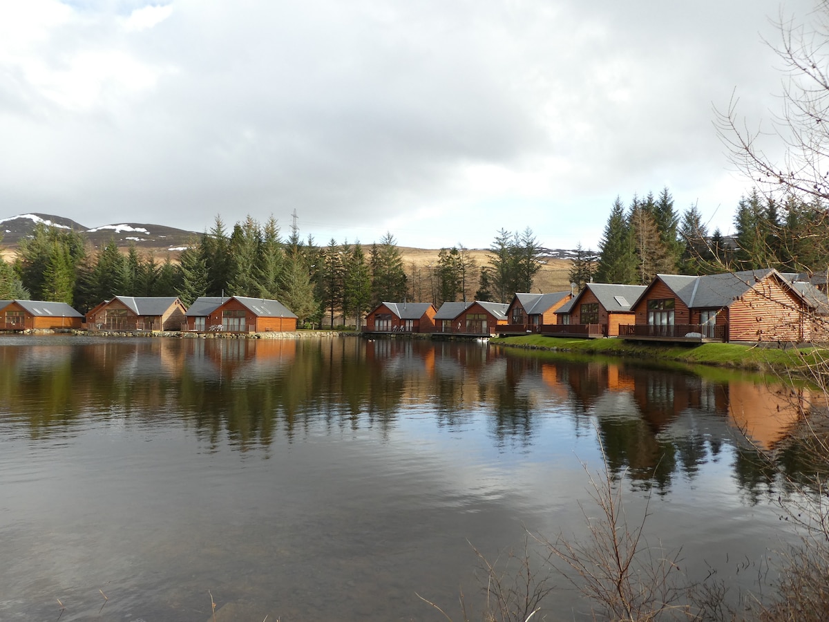 Elk Lodge -奢华湖畔，可欣赏山景