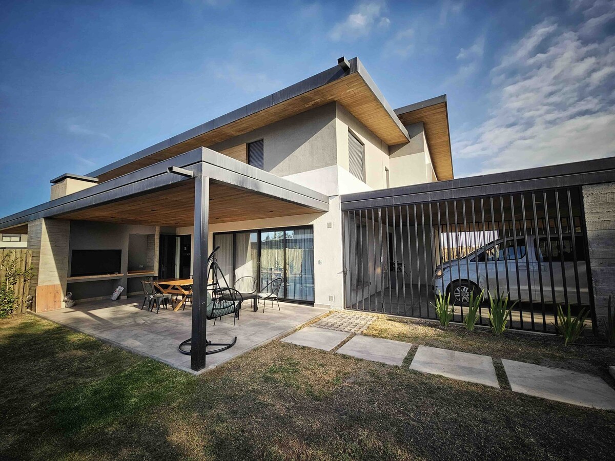 Moderna casa con piscina en San Lorenzo Chico