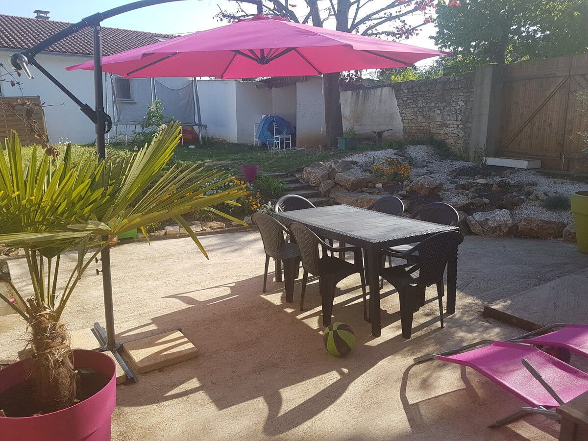 Maison avec piscine et jardin au calme