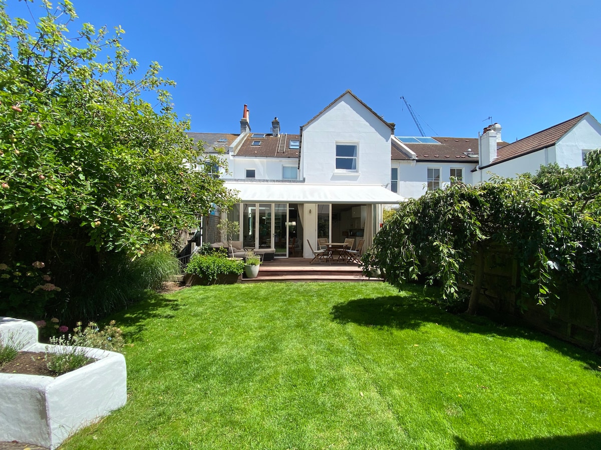 Beautiful Edwardian House by the Sea with Parking